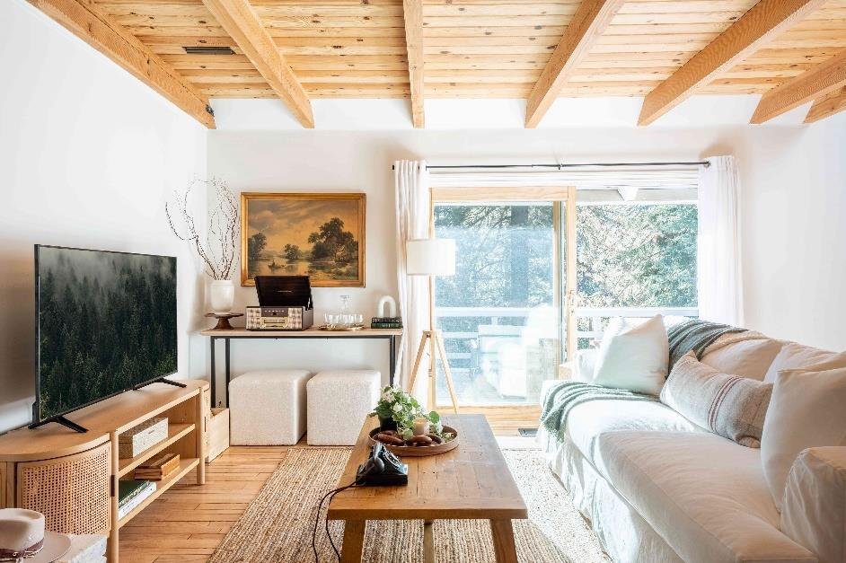 Sala con cielo de pino Ponderosa